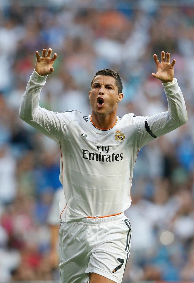 C罗在皇家马德里比赛中比赛局势复杂，战术调整引发热议！赢得满堂喝彩的简单介绍