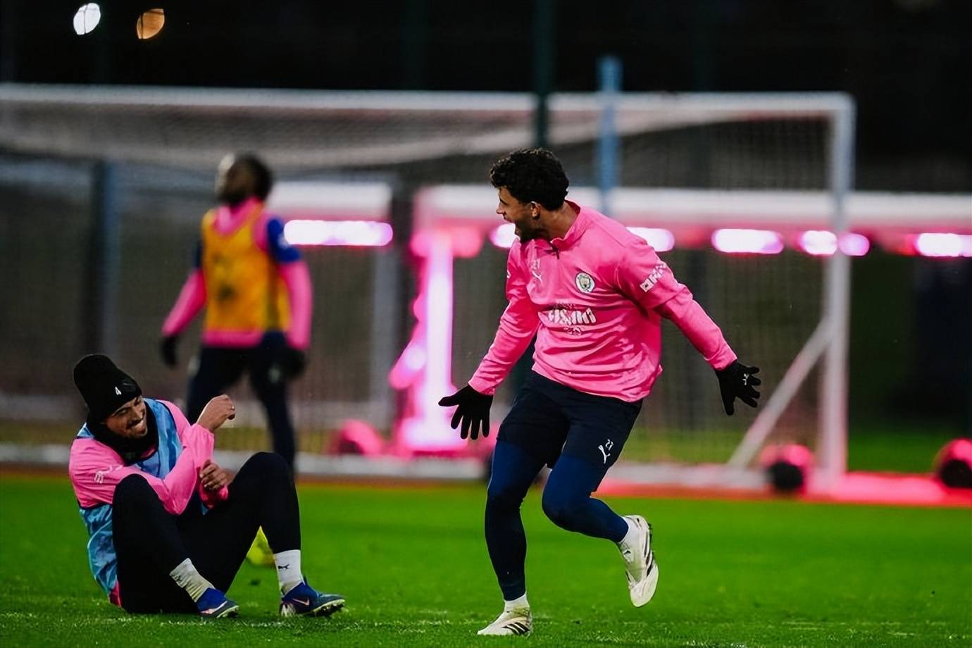 包含金州勇士防线松动备战欧联俄克拉荷马雷霆状态回暖备战英超，西汉姆围绕NBA季后赛扳平良机都惊呆了的词条